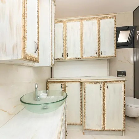 Splendid With Private Pool And Jacuzzi Near In Bodrum 图尔古特雷斯